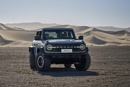 7. Bronco Hero Shot in China Desert_Cactus Gray